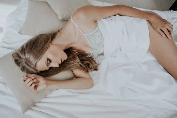 Blondynka dziewczyna śpi w sypialni marzenia wakacje rano — Zdjęcie stockowe