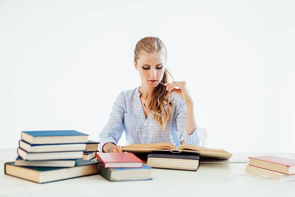 Professora sentada a uma mesa de muitos livros Escritório — Fotografia de Stock