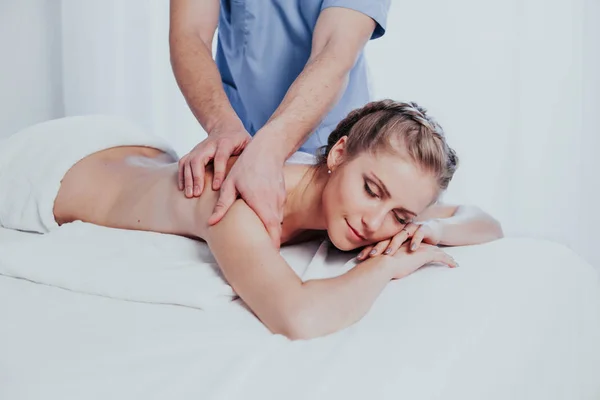 Mooi meisje massage therapeut maakt een rug massage in de spa gezondheid — Stockfoto