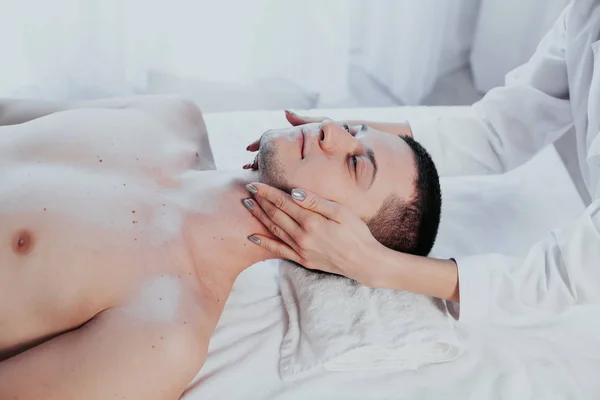 Médecin cosmétologue faire visage massage hommes spa traitements — Photo