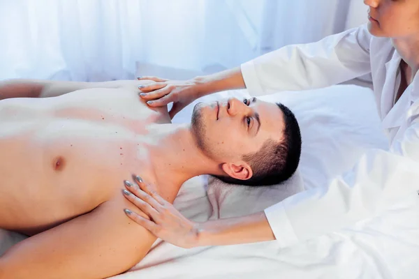 Male masseur doing massage health spa procedure — Stock Photo, Image