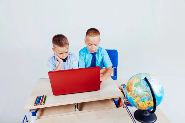 インターネット上のコンピューターには、男の子の学校のレッスン — ストック写真