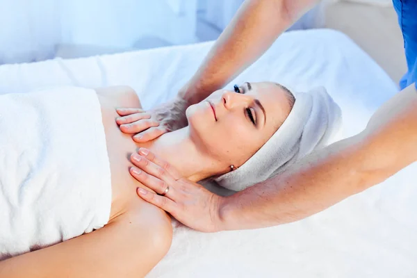 Menina massagista fazendo massagem pescoço rosto spa saúde — Fotografia de Stock