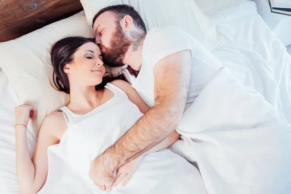 Un uomo con una donna al mattino si svegliò in una camera da letto sogno — Foto Stock