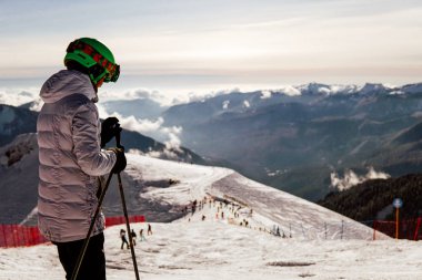 kayakçı ve Snowboard düşkünleri ski resort kış tatil seyahat dağ yamaçlarında binmek