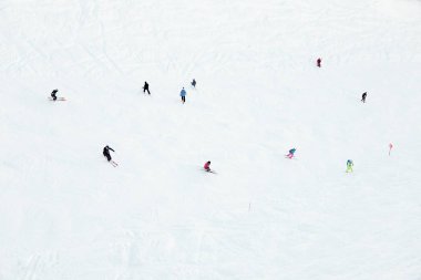 Kayak, snowboard ve kış beldesinde yokuş aşağı kayak