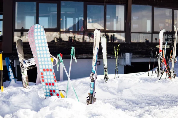 Snowboard alpino estación de deportes de invierno cielo azul estación de esquí de invierno —  Fotos de Stock