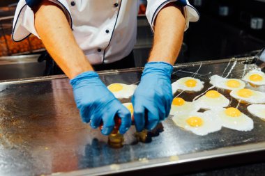 Yumurta haşlama, dinlenme odasının mutfağında çırpılmış yumurta.