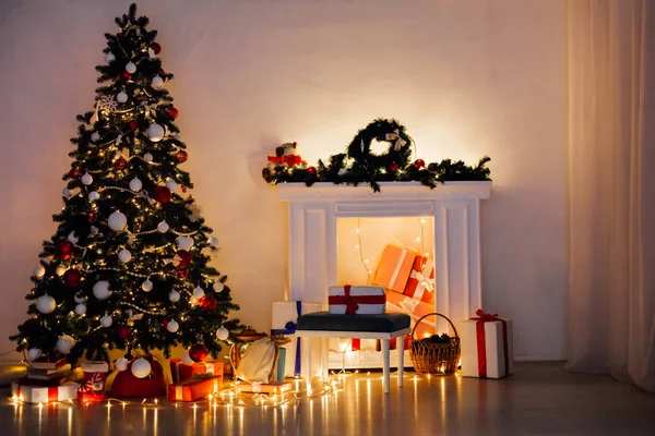 Kerstboom met kadootjes en decoraties de lichten Nieuwjaar Garland — Stockfoto