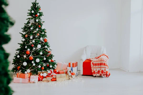 Arbre de Noël avec cadeaux, Guirlande lumières nouvel an vacances d'hiver — Photo