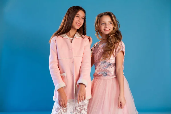 Ritratto di due belle ragazze alla moda in abiti rosa bianchi — Foto Stock
