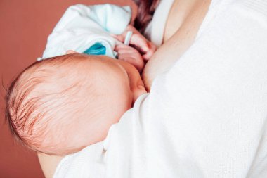 Anne bebek anne sütü oğlu besleme