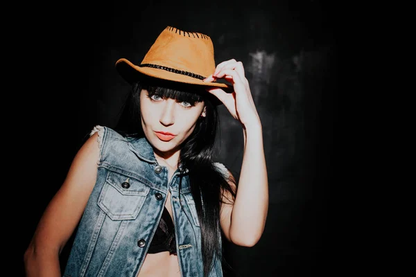 Bela sexy menina no cowboy chapéu e ganga — Fotografia de Stock