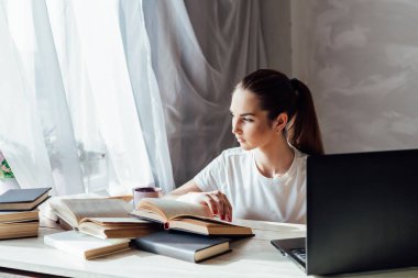 Kız işleri bilgisayarda kitap okur