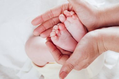 Anneler el ele, ayak parmaklarını tut bebeğim.