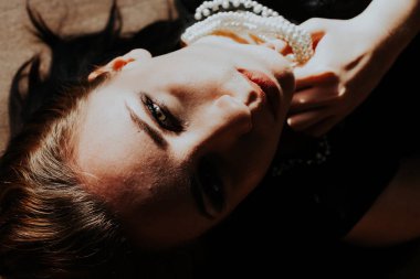 Siyah giyim yeşil gözlü bir kız portresi