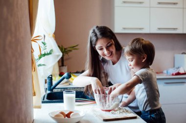 Anne ve oğul un pasta hazırlamak
