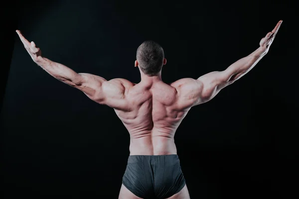 Kulturista sportovec ukazuje své svaly po sportu — Stock fotografie