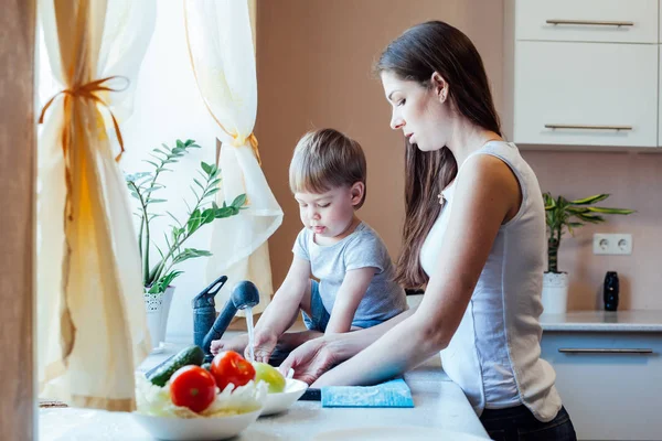 Cocina mamá hijo lavar frutas y verduras — Foto de Stock