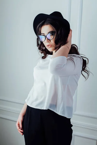 Menina bonita com chapéu e óculos no penteado cachos Studio — Fotografia de Stock