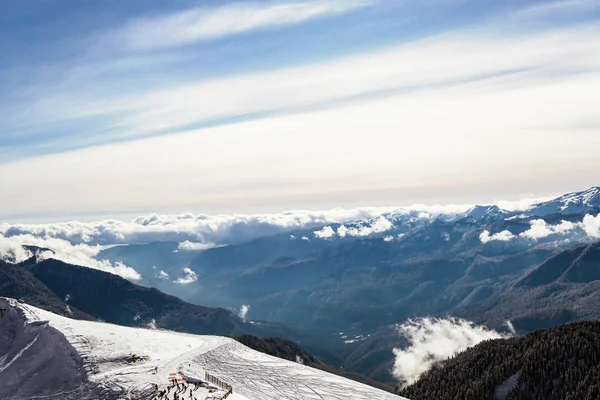 Montanhas de neve, céu azul estação de esqui de inverno — Fotografia de Stock