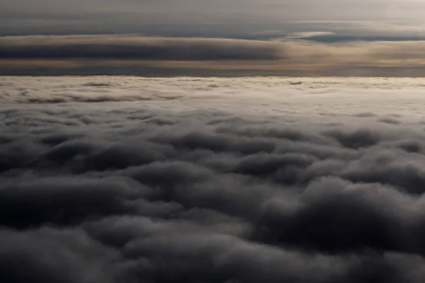 Wolken bei Sonnenuntergang von iljuminatora Flugzeug Himmel Sonne Reise — Stockfoto