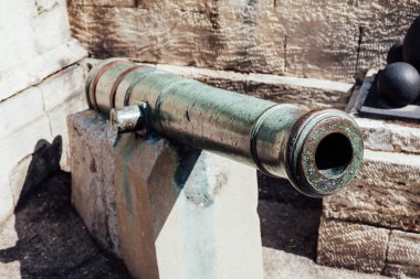 eski gemi top silah ile