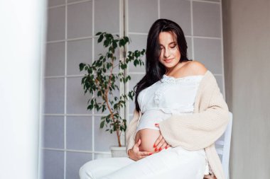 Hamile anne doğumdan önce bebek bekliyor.