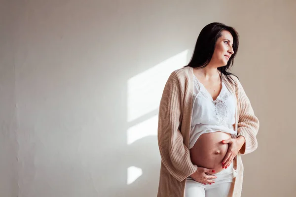 Pregnant mom expecting a baby before birth — Stock Photo, Image