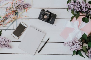 Beyaz masaya yatıyor leylak, Hediyelik, dizüstü bilgisayar, kamera