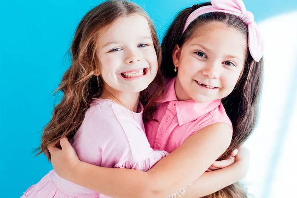 Dwie dziewczynki dziewczyny dziewczyny siostry portret na niebieskim tle — Zdjęcie stockowe