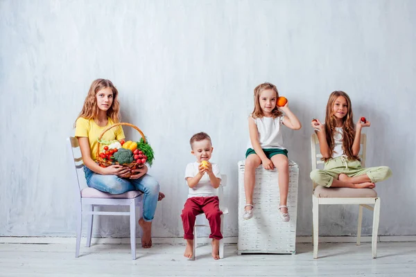 I bambini si siedono con verdure fresche mangiare sano frutta — Foto Stock