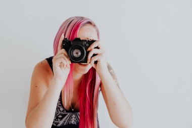 pembe saçlı portre fotoğrafçısı güzel güzel kadınla