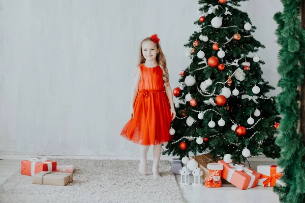 Mała dziewczynka otwiera prezenty świąteczne nowy rok dekoracji drzewa — Zdjęcie stockowe
