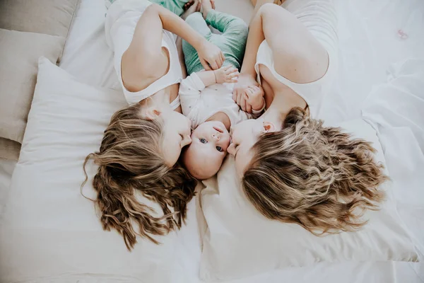 A játék a hálószobában reggel három lányok a nővérek szeretettel — Stock Fotó