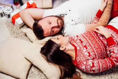 bir erkek ve bir kadın kış tatil Noel ağacı Yılbaşı hediyeleri otur