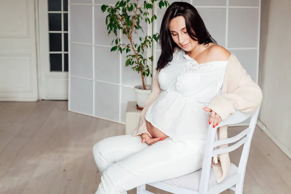 Vacker gravid brunett kvinna i en sjukhus förlossningar — Stockfoto