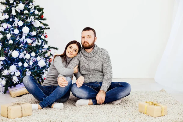 En man och en kvinna sitta på julgran nyår gåvor semester vinter — Stockfoto