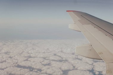 Kanat mavi gökyüzü ve bulutlar yolculuk 1