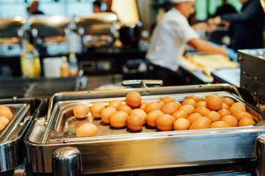 Kızarmış ve haşlanmış yumurta omlet kahvaltı mutfak