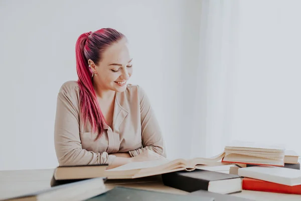 Hermosa Mujer Negocios Que Trabaja Una Oficina Una Mesa Con — Foto de Stock