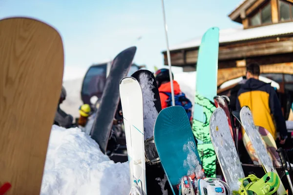 Esquis Snowboards Fundo Estância Esqui — Fotografia de Stock