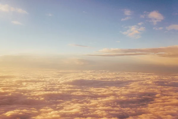 Awan saat matahari terbenam dari pesawat iljuminatora langit matahari perjalanan — Stok Foto