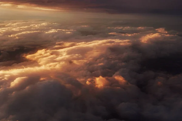 Iljuminatora 비행기 하늘에서 일몰에 구름 일 여행 — 스톡 사진