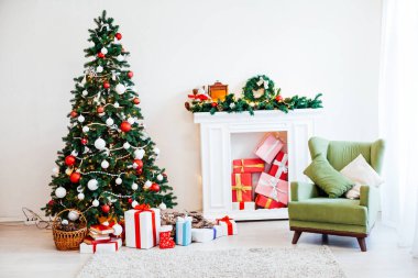 Noel ağacı ışıkları çelenk ile yeni yıl tatil hediye ile süslenmiş