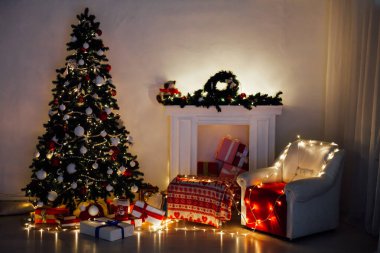 Hediyeler, Garland ışıkları yeni yıl kış tatili ile Noel ağacı