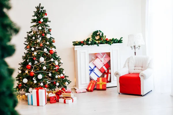 Hediyeler ve dekorasyon ışıklar yeni yıl Garland ile Noel ağacı