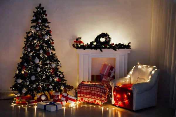 Árbol de Navidad con regalos, Guirnalda luces año nuevo vacaciones de invierno — Foto de Stock