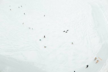 kayakçı ve Snowboard düşkünleri ski resort kış tatili dağ yamaçlarında binmek