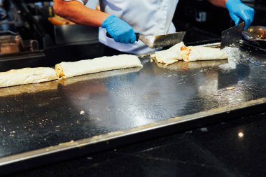 haşlanmış yumurta sahanda yumurta kahvaltı restoranın mutfağında